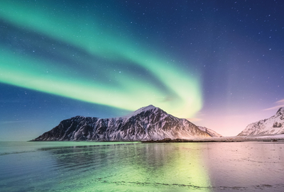Zorza polarna nad plażą w Norwegii
